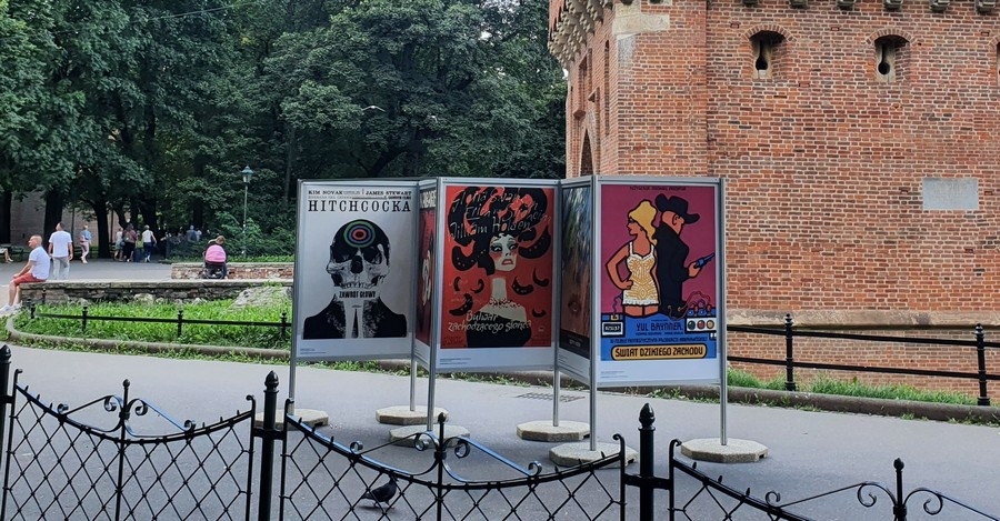 Plakaty filmowe na plantach, przy Barbakanie w Krakowie